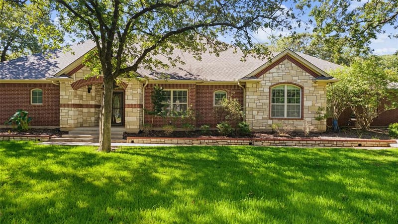 6104 Temple Oaks Court, Granbury TX 76049