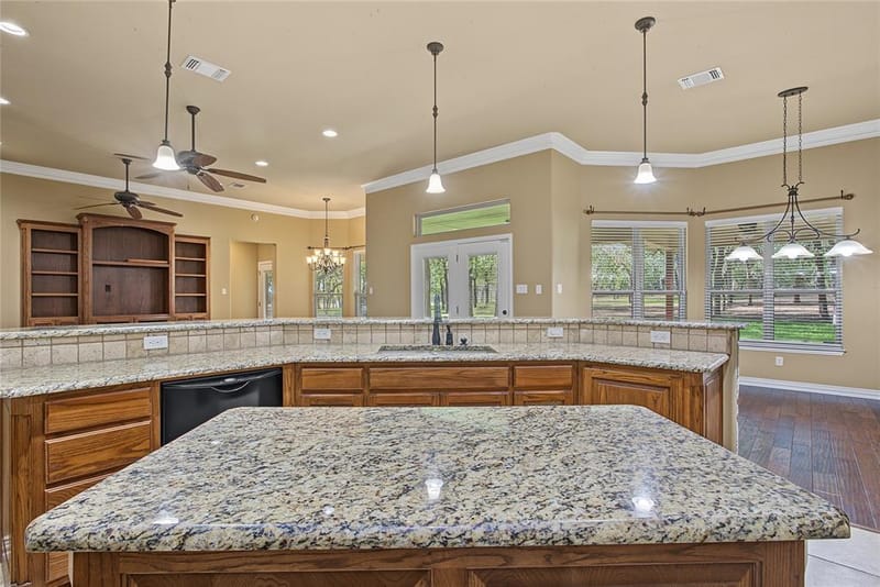 6104 Temple Oaks Court, Granbury TX 76049 - Photo 19
