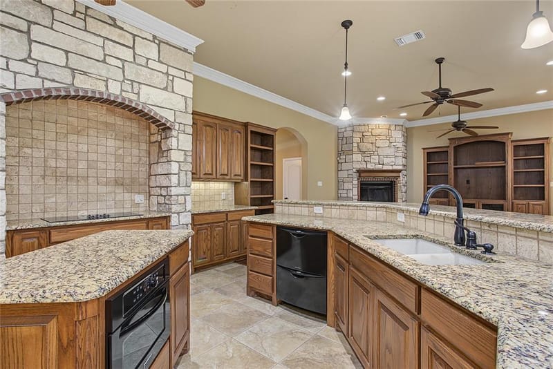6104 Temple Oaks Court, Granbury TX 76049 - Photo 21