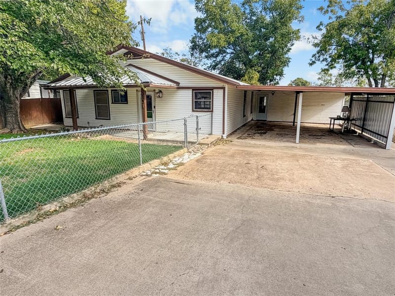 3901 Greenbrook Street, Granbury TX 76048 - Photo 4