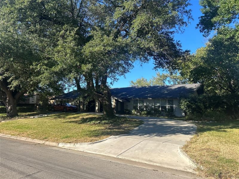 7121 Kendallwood Drive, Dallas TX 75240 - Photo 2
