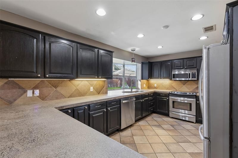 5945 Diamond Oaks Drive S, Haltom City TX 76117 - Photo 13
