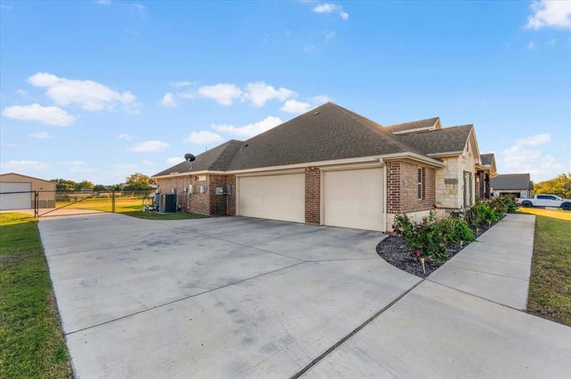 1004 Northern Oaks Court, Springtown TX 76082 - Photo 3