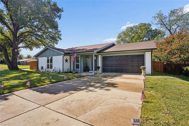 700 Del Mar Lane, Arlington TX 76012 - Photo 2