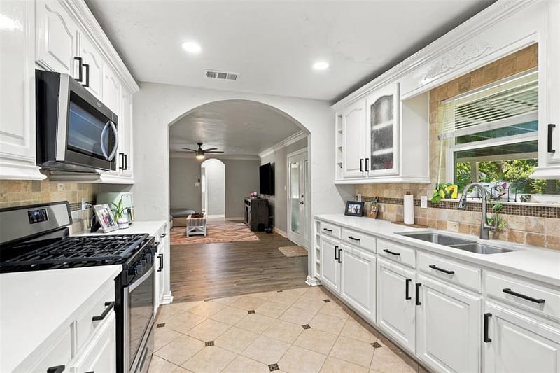 1002 Rosewood Lane, Arlington TX 76010 - Photo 8