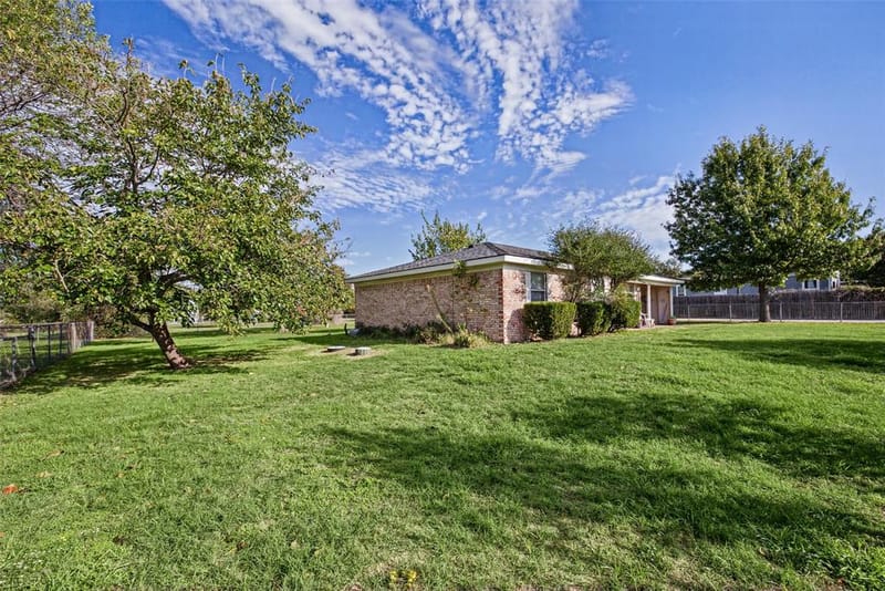 4508 Village Court, Granbury TX 76049 - Photo 6