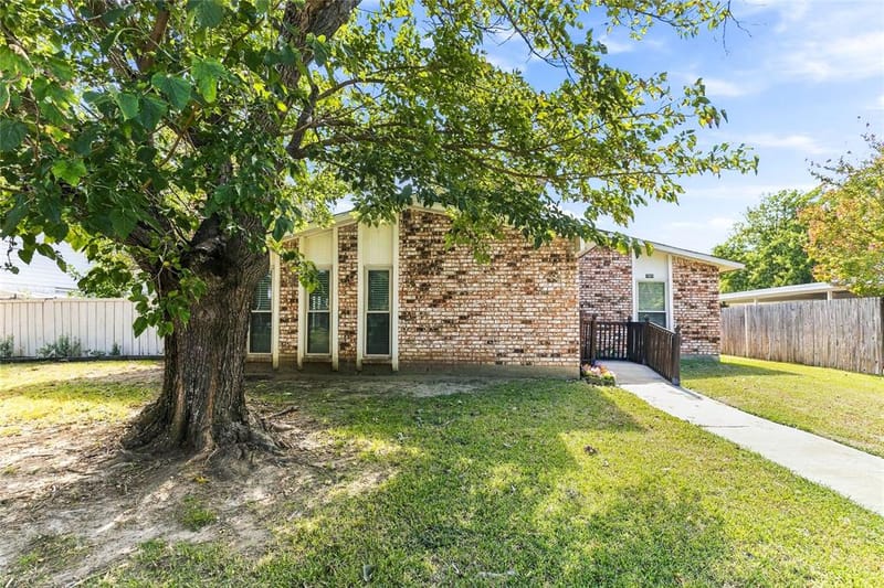 1901 Dodge Trail, Grand Prairie TX 75052 - Photo 2