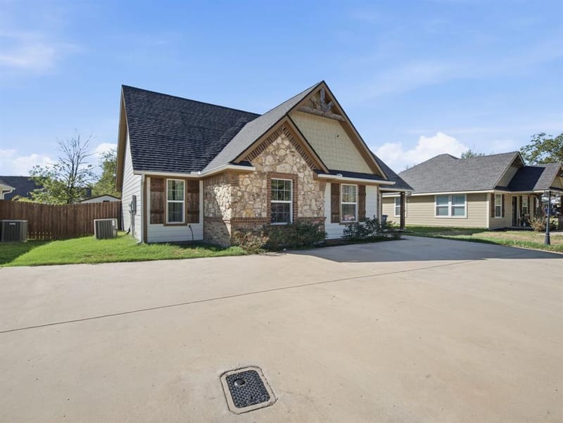 502 W Willow Street, Sanger TX 76266 - Photo 2