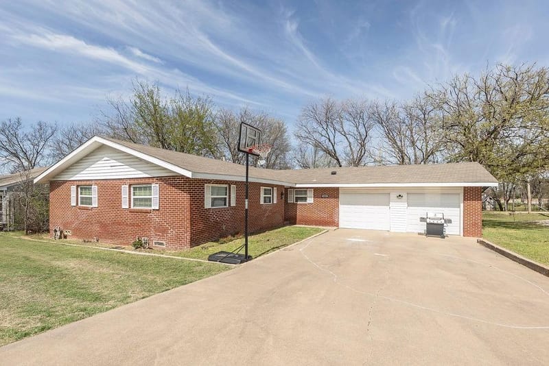809 E Highway 82, Nocona TX 76255