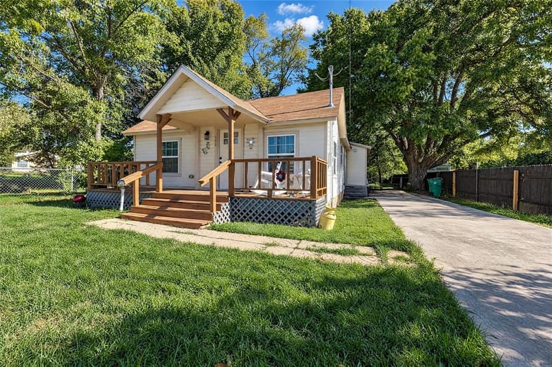 309 E Wilbarger Street, Bowie TX 76230 - Photo 3