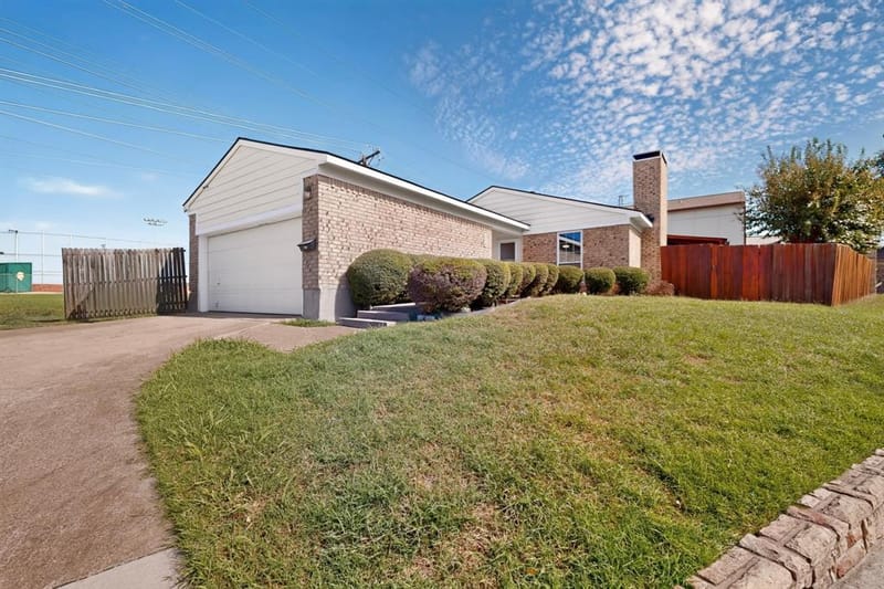 2228 Bunker Hill Drive, Carrollton TX 75006 - Photo 2