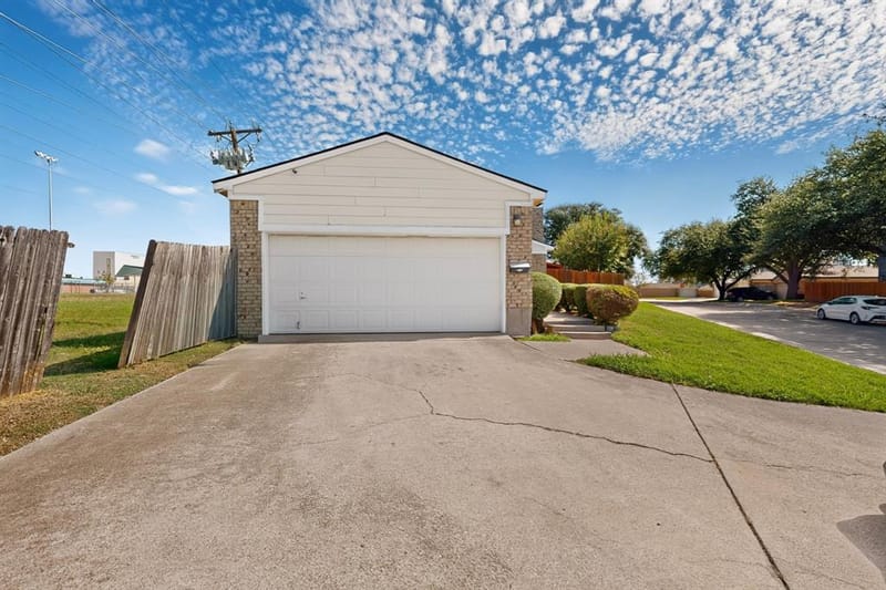 2228 Bunker Hill Drive, Carrollton TX 75006 - Photo 3