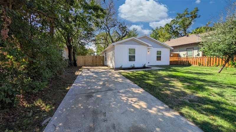 3823 Colonial Avenue, Dallas TX 75215 - Photo 2
