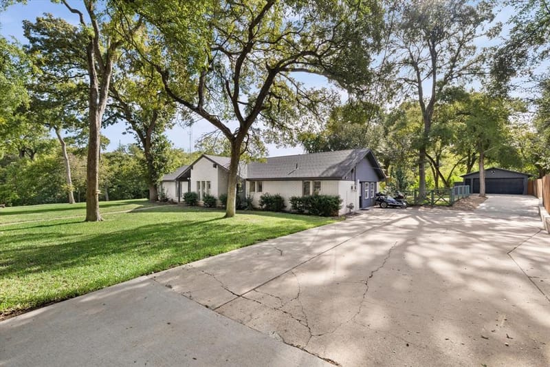 1013 Fairway Road, Woodway TX 76712 - Photo 2