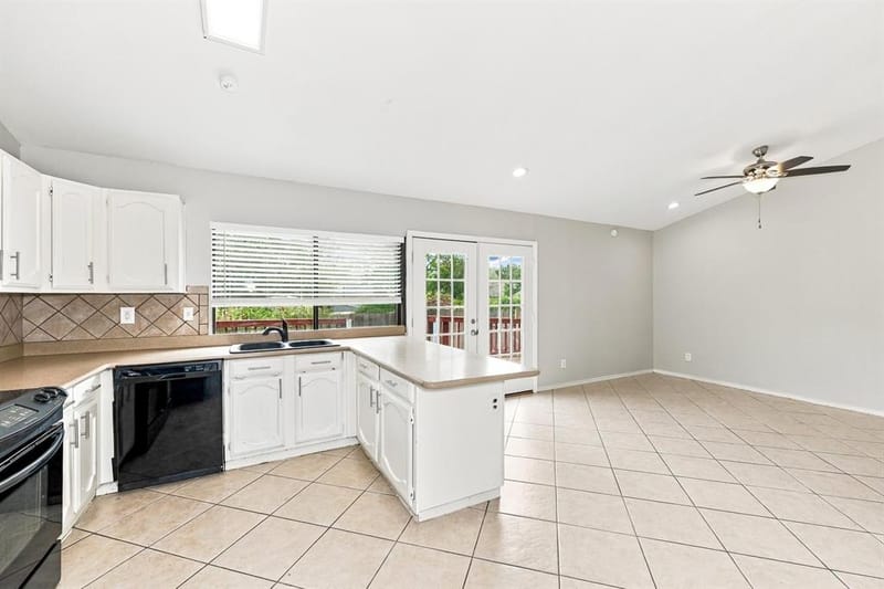 3207 Wintersmith Drive, Arlington TX 76014 - Photo 5