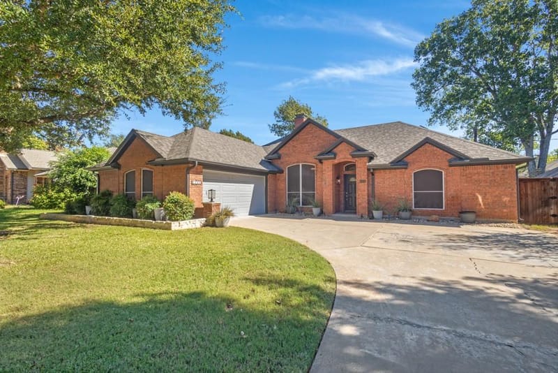 6205 Brookstone Drive, Arlington TX 76001 - Photo 2