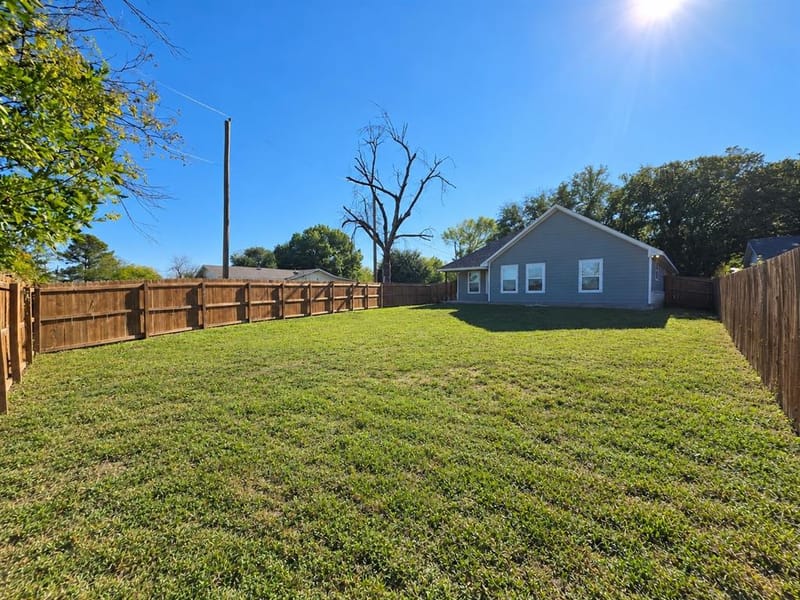 207 E Mccoulskey Street, Terrell TX 75160 - Photo 12