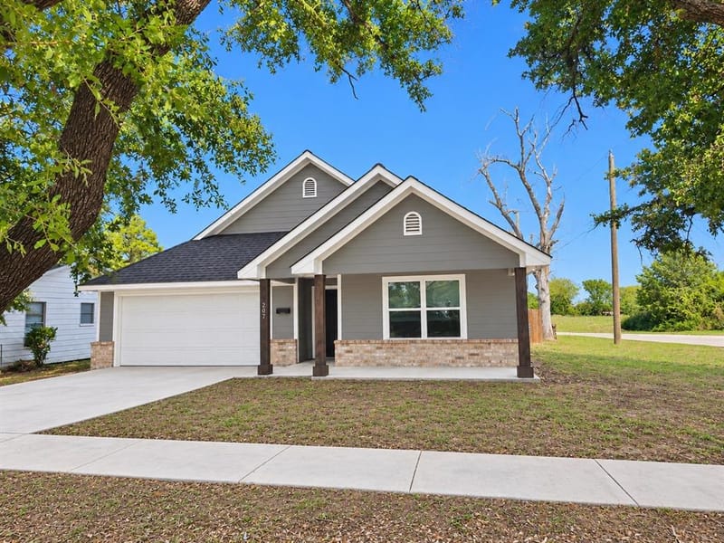 207 E Mccoulskey Street, Terrell TX 75160