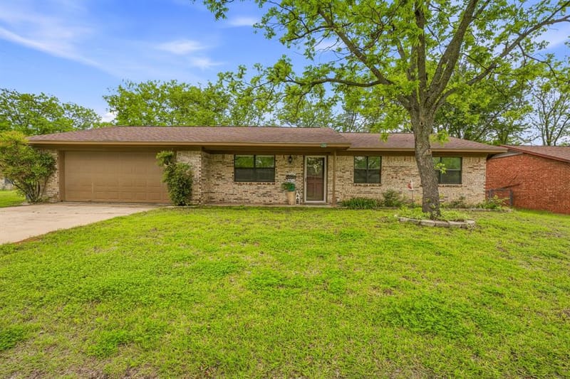 200 E Plum Avenue, De Leon TX 76444