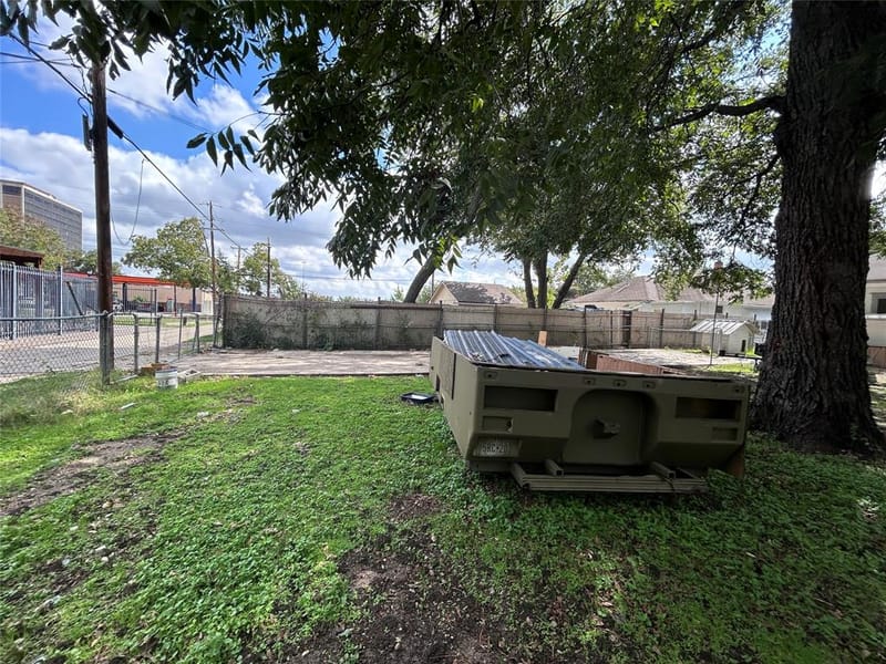 309 W Page Avenue, Dallas TX 75208 - Photo 12