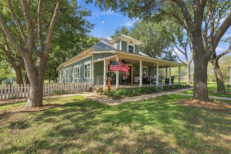 2812 Overton Court, Granbury TX 76048 - Photo 3