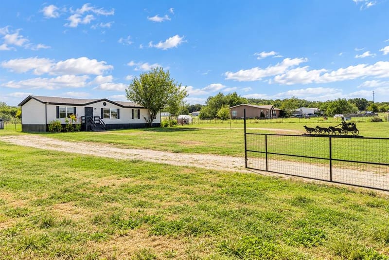 134 Valley Meadows Drive, Springtown TX 76082 - Photo 2