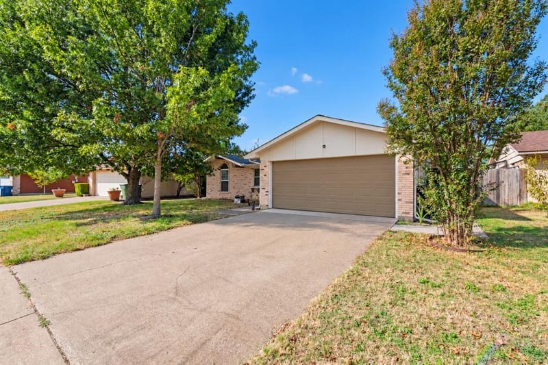 907 Crest Park Drive, Garland TX 75042 - Photo 2