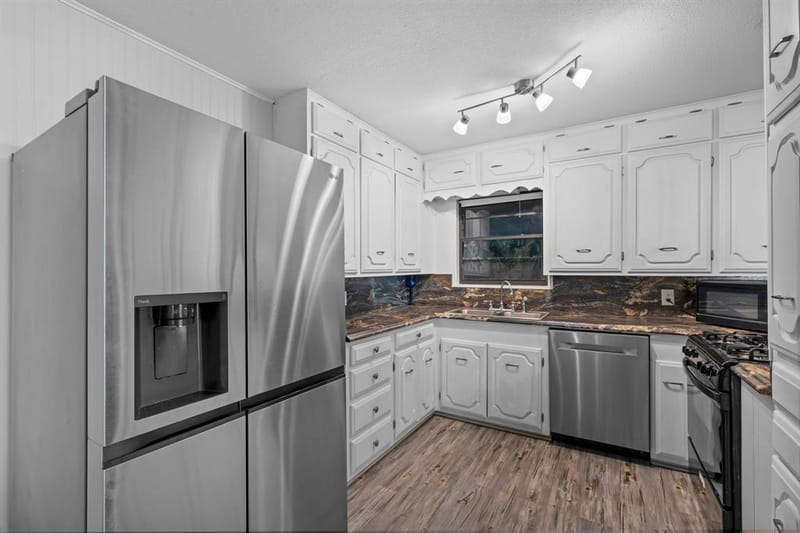 604 Crestview Drive, Granbury TX 76048 - Photo 12