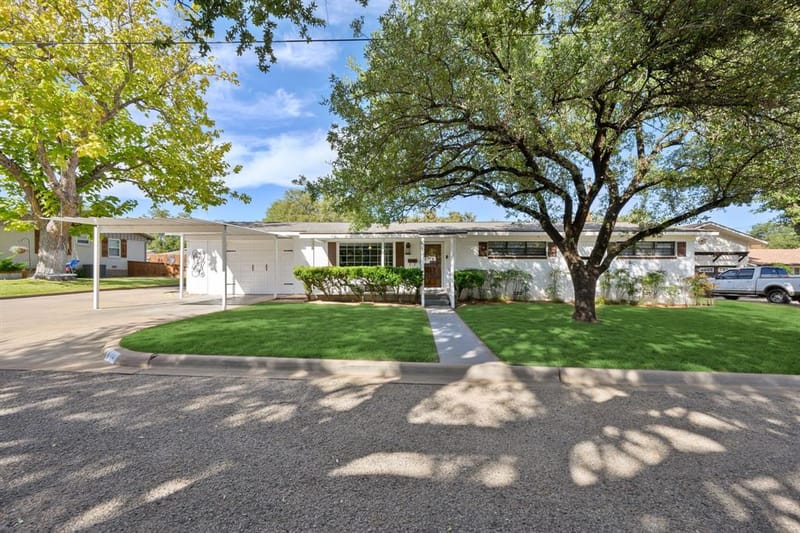 604 Crestview Drive, Granbury TX 76048 - Photo 3
