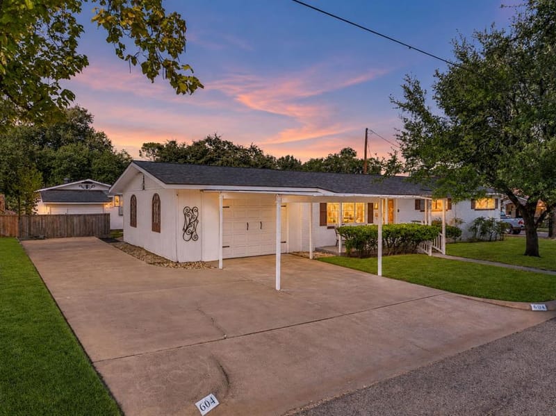 604 Crestview Drive, Granbury TX 76048