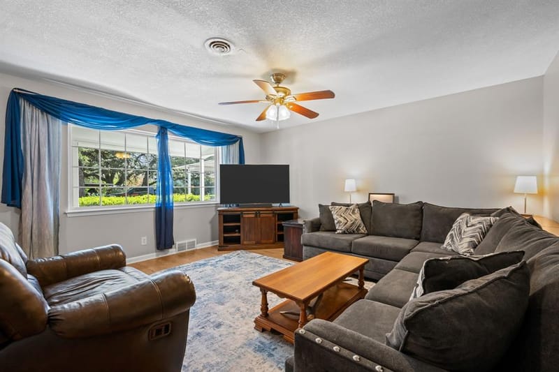 604 Crestview Drive, Granbury TX 76048 - Photo 8