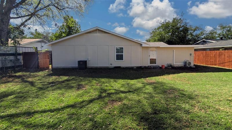 6321 Solona Circle N, Haltom City TX 76117 - Photo 30
