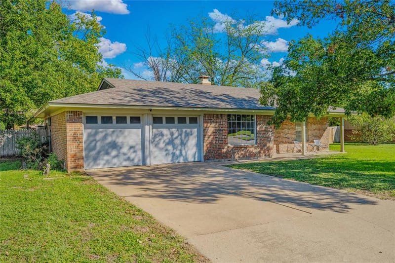 1703 Lamar Street, Mineral Wells TX 76067 - Photo 2