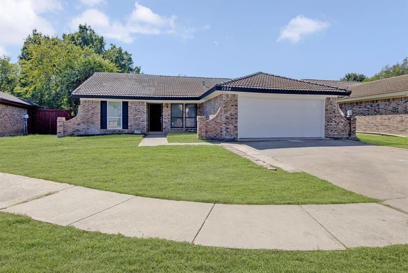 1534 Twin Post Drive, Arlington TX 76014 - Photo 2