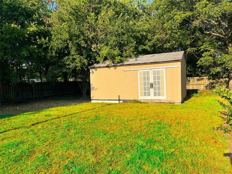 1108 Locust Street, Gainesville TX 76240 - Photo 2
