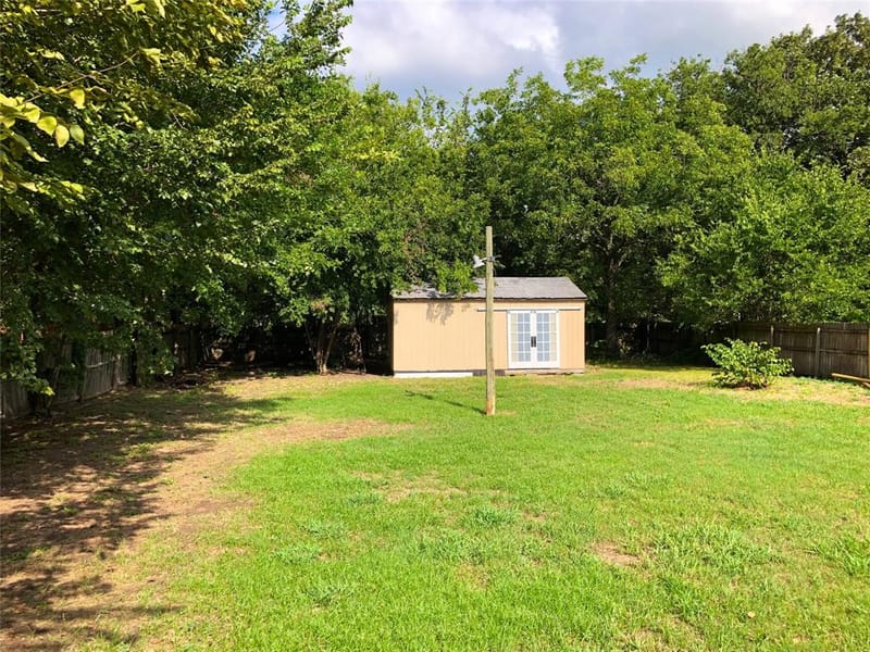 1108 Locust Street, Gainesville TX 76240 - Photo 9