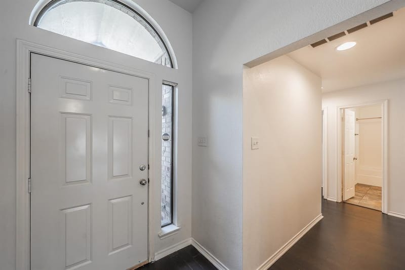 7924 Fox Chase Drive, Arlington TX 76001 - Photo 2