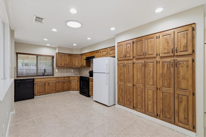 2906 Hazelwood Drive, Garland TX 75044 - Photo 12