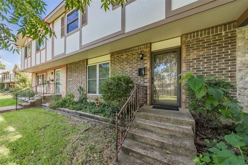 220 Westview Terrace, Arlington TX 76013 - Photo 2