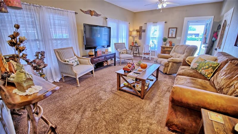 308 E Evans Street, Saint Jo TX 76265 - Photo 2