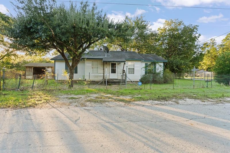 310 Eastland Street, Cleburne TX 76031 - Photo 2