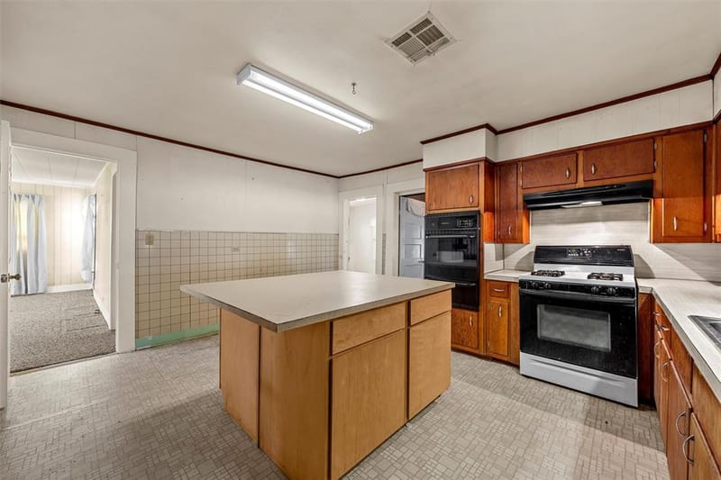 302 W Elm Street, West TX 76691 - Photo 12