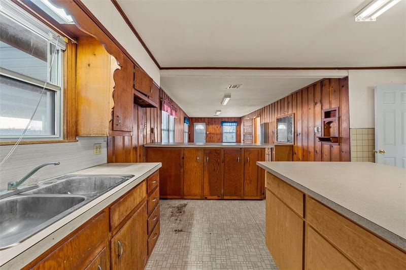 302 W Elm Street, West TX 76691 - Photo 11