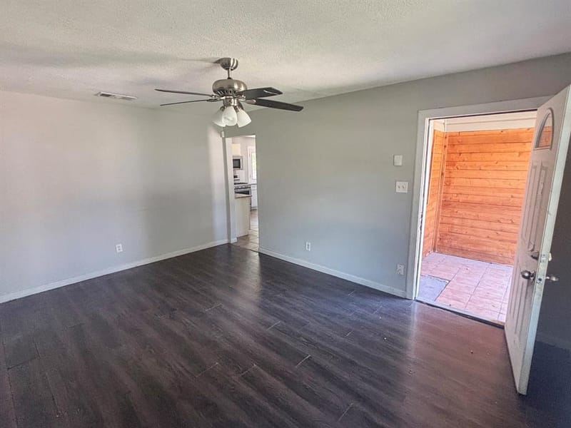1910 Meadow Lane, Arlington TX 76010 - Photo 2