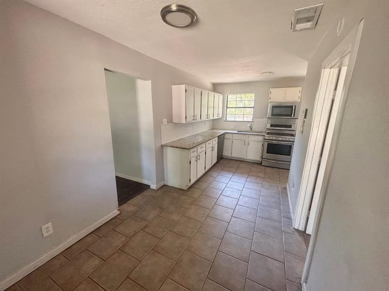 1910 Meadow Lane, Arlington TX 76010 - Photo 7