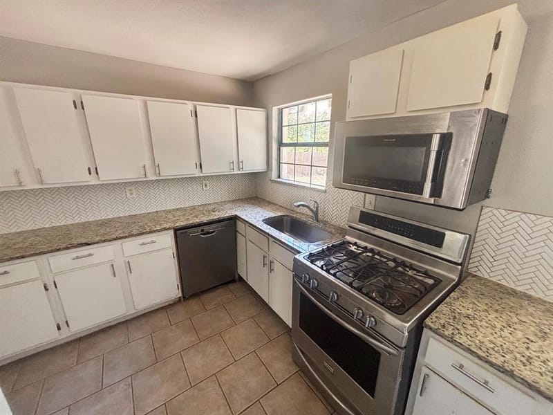 1910 Meadow Lane, Arlington TX 76010 - Photo 10