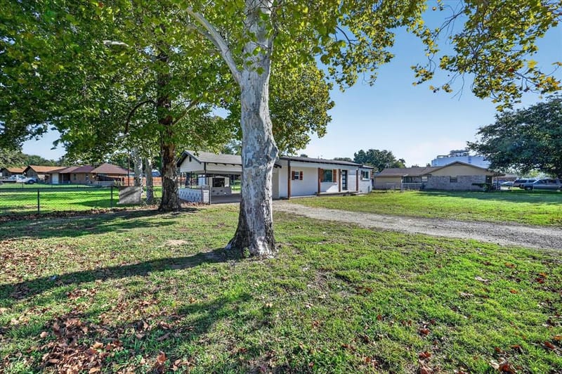 716 Kerry Lane, Azle TX 76020 - Photo 31
