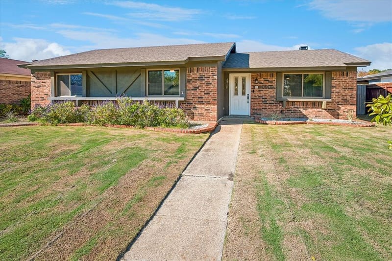 2219 Crockett Drive, Carrollton TX 75006 - Photo 2