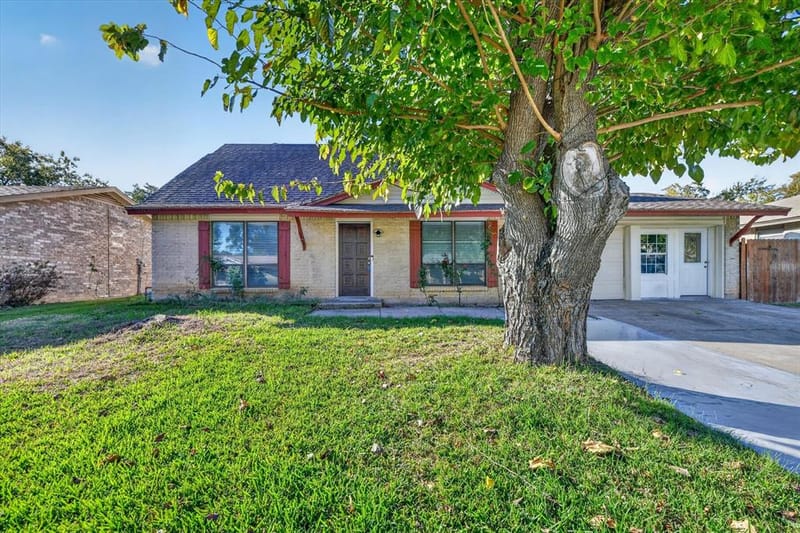 1302 Shelmar Drive, Arlington TX 76014 - Photo 2