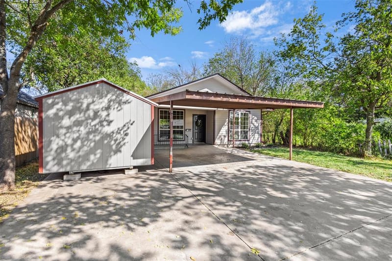 810 S Sherman Street, Ennis TX 75119 - Photo 3